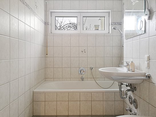 hoch gefliestes Tageslichtbad mit Wanne hoch gefliestes Tageslichtbad mit Wanne