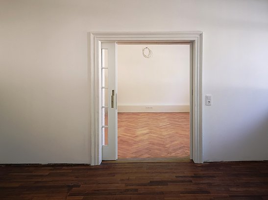 Verbindung von Büro und Wohnzimmer mittels Schiebetüren