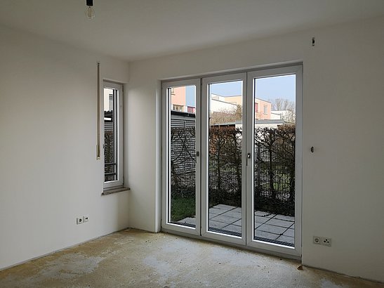 Schlafzimmer mit bodentiefen Fenstern und Terrasse