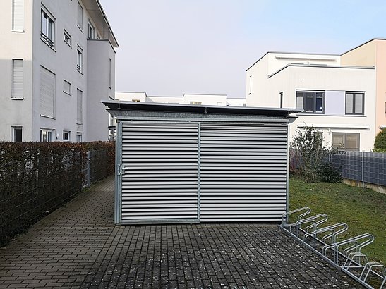 Hauseingang - Mülltonnenraum Hauseingang - Mülltonnenraum