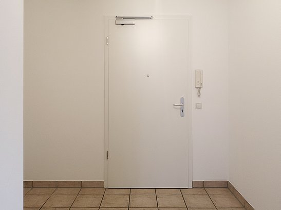 robuste Eingangstür mit Schließer robuste Eingangstür mit Schließer